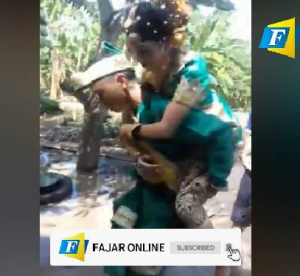 Viral, Pengantin Pria di Soppeng Gendong Istri Menyeberangi Banjir