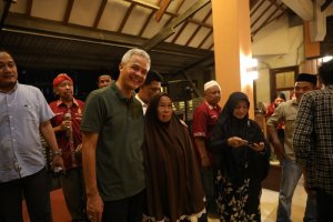 Terharu, Ibu ini Dapat Hadiah dari Gubernur Ganjar Pranowo