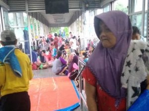 Korban Banjir Mengungsi di Halte Trans Jakarta