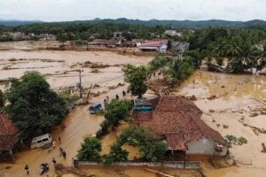 Warga Panik karena Sungai Meluap