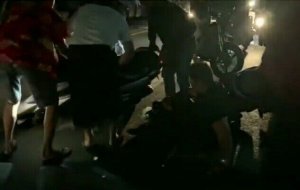 Bule Diduga Mabuk Berat dan Naik Motor Ugal-ugalan, Hantam Motor Parkir