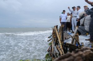 Nurdin Abdullah Meninjau Pantai Galesong Utara dan Galesong yang Mengalami Abrasi