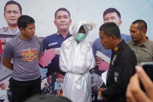 Ngakak… Bikin Prank untuk Takuti Warga, “Pocong Palsu” Ditangkap Polisi