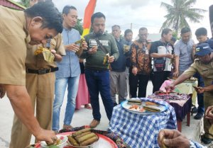 Jalan Mulus Berkat NA, Warga Pammana Rayakan dengan Cara Unik