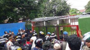 Sempat Ricuh, Satpol PP Akhirnya Terobos Gerbang Mattoanging