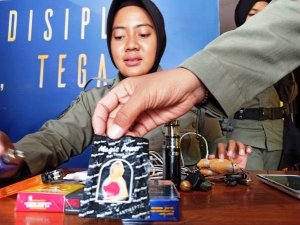 Ekspresi Satpol PP Menemukan Tisu Magic di  Tas Pelajar