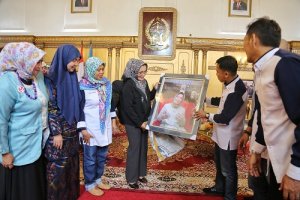 Ketua Tim Penggerak PKK Sulsel Liestiaty F Nurdin Menerima Direksi FAJAR