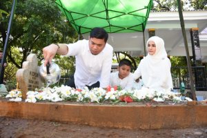 Sebelum Deklarasi, Adnan Minta Restu Ibu dan Ziarah ke Makam IYL