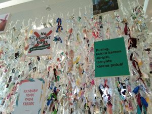 Ramah Lingkungan dengan Gorden Botol