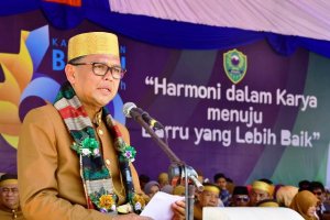 Nurdin Serahkan Bantuan Keuangan Daerah Rp61,7 Miliar di HUT Barru