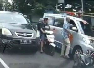 Kronologi Sopir Ambulans yang Bawa Jenazah Dipukuli di Jalanan