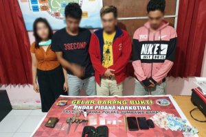 Asyik Berbuat Terlarang, Satu Perempuan dan Tiga Pria Digerebek di Kamar Indekos