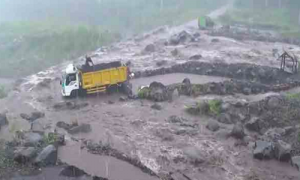 Truk Pasir di Tengah-tengah Banjir Lahar Gunung Semeru, Ini Situasinya
