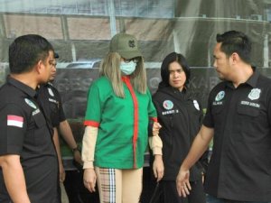 Penampilan Lucinta Luna, Pakai Sendal Christion Dior Rp11 Juta