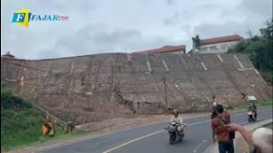 Detik-detik Tebing Longsor di Garut