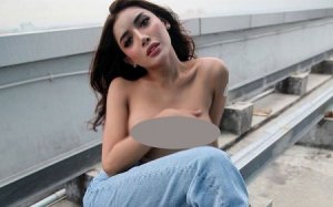 Millen Cyrus Pamer Foto Telanjang Dada, Seperti Ini Gayanya