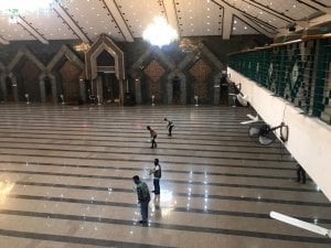 Besok Tetap Jumatan, Tim UMI Semprot Disinfektan Masjid Almarkaz