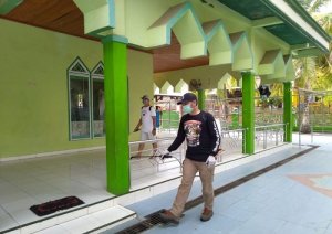 Anggota DPRD Supratman Terjun Langsung Semprot Rumah Warga
