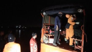5 Anggota Basarnas Turun Cari Warga yang Lompat di Jembatan Barombong