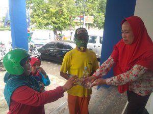 Cegah Covid-19, Nasdem Makassar Bagi 5.000 Botol Disinfektan