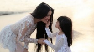 Kenalkan Kebaya Indonesia di Luar Negeri, Penyanyi Denada Lakukan Cara Ini