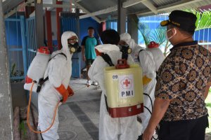 PMI Sulsel Semprotkan 480 Liter Cairan Disinfektan di Lapas Kelas I Makassar