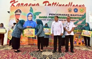 Cegah Stunting di Sulsel, Lies F Nurdin Serahkan Bantuan Rp100 Juta