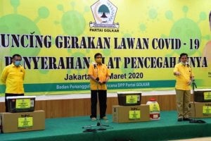 Tekan Angka Penyebaran Covid-19, Partai Golkar Bagi-bagi APD