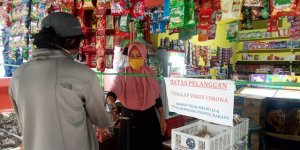 Cerdas! Toko Kelontong Ini Pasang Batas Pembeli agar Terhindar Penularan Corona