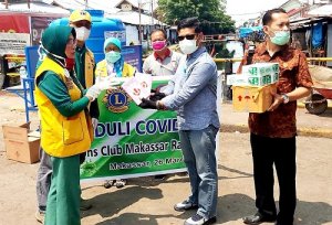 Lions Club Makassar Rajawali Bagikan 5.650 Sarung Tangan dan Masker