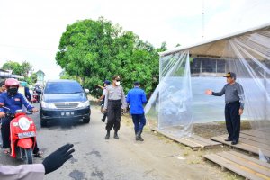 Dollah Mando Pantau Langsung Bilik Disinfektan Posko Pebatasan, Ini Pesannya