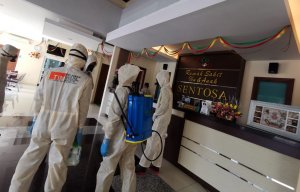 Terus Bergerak, FTI UMI-IDI Makassar Lanjutkan Aksi Semprot Fasilitas Umum