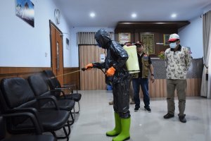 Gugus Tugas Covid-19 Pemda Lutra Lakukan Penyemprotan Desinfektan di Lokasi Layanan Publik