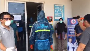 Perangi Covid 19, FTI UMI dan IDI Makassar Lakukan Penyemprotan Disinfektan