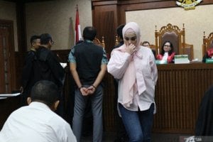 Jennifer Dunn Dapat Fasilitas Alphard dan Kartu Kredit Rp50 Juta