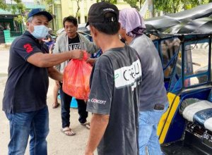 Pandemi Corona, Legislator Golkar Pangkep Bagikan Sembako ke Tukang Bentor