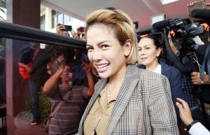 Nikita Mirzani Menangis Cerita tentang Anaknya yang Tidak Pernah Dijeguk Dipo Latief