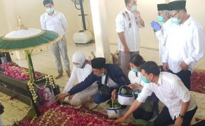 Setelah Keluarga Presiden Pergi, Ini yang Terjadi di Makam Ibunda Jokowi