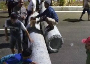 Warga Surabaya Blokir Jalan dengan Pipa Beton di Tengah Wabah Corona