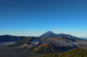 Imbas Kebakaran Gunung Bromo, Perhutani Tutup 26 Jalur Pendakian di Pulau Jawa
