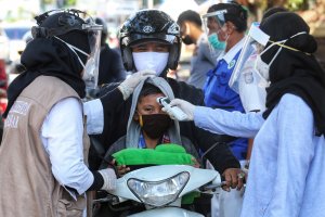 FOTO: Satgas Covid-19 Sulsel Periksa Kendaraan yang Melintasi Perbatasan Kota
