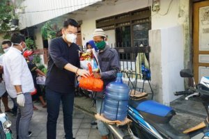 Prihatin Dampak Pandemi Covid-19, APT Salurkan Bantuan untuk Warga