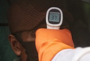 Suhu Tubuh di Atas 37 Derajat, Pengendara Langsung Dievakuasi Ambulans