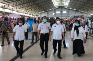 Bupati Maros Bagi-bagi Masker di Pasar