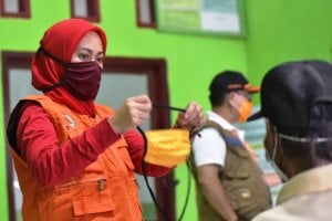 Salurkan Bantuan, IDP Edukasi Warga Kenakan Masker dan Jaga Kesehatan