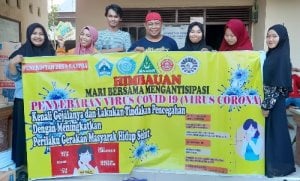 Kades Rappoa Bantaeng Gandeng Mahasiswa KKN UNM Bagikan Masker