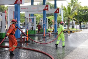 Antisipasi Penyebaran Covid-19, Pertamina Semprot Disinfektan di SPBU