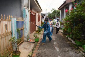Relawan None Lakukan Penyemprotan Disinfektan Serentak di 23 Kelurahan