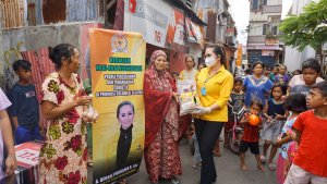 Anggota Fraksi Golkar Debbie Rusdin Bagi-bagi Sembako Sambil Ajak Cegah Covid-19