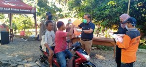 Kunjungi Posko Covid-19, Bupati Basmin Bagikan Masker